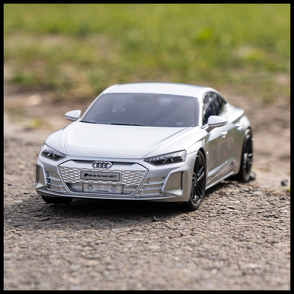 RS e-tron GT chrome schaalmodel