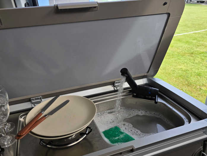 Volkswagen California afwassen, keuken met spoelbak