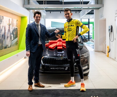 Profwielrenner Tiesj Benoot bij zijn nieuwe Skoda Octavia