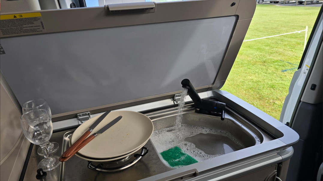 Volkswagen California afwassen, keuken met spoelbak