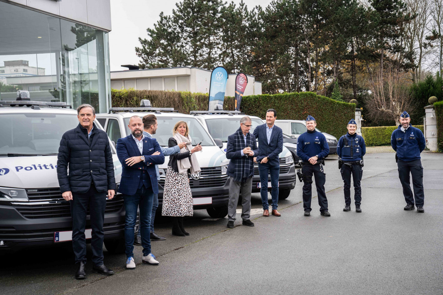 Politie Rhode & Schelde nemen 4 nieuwe Volkswagen Transporter politiecombi's in ontvangst