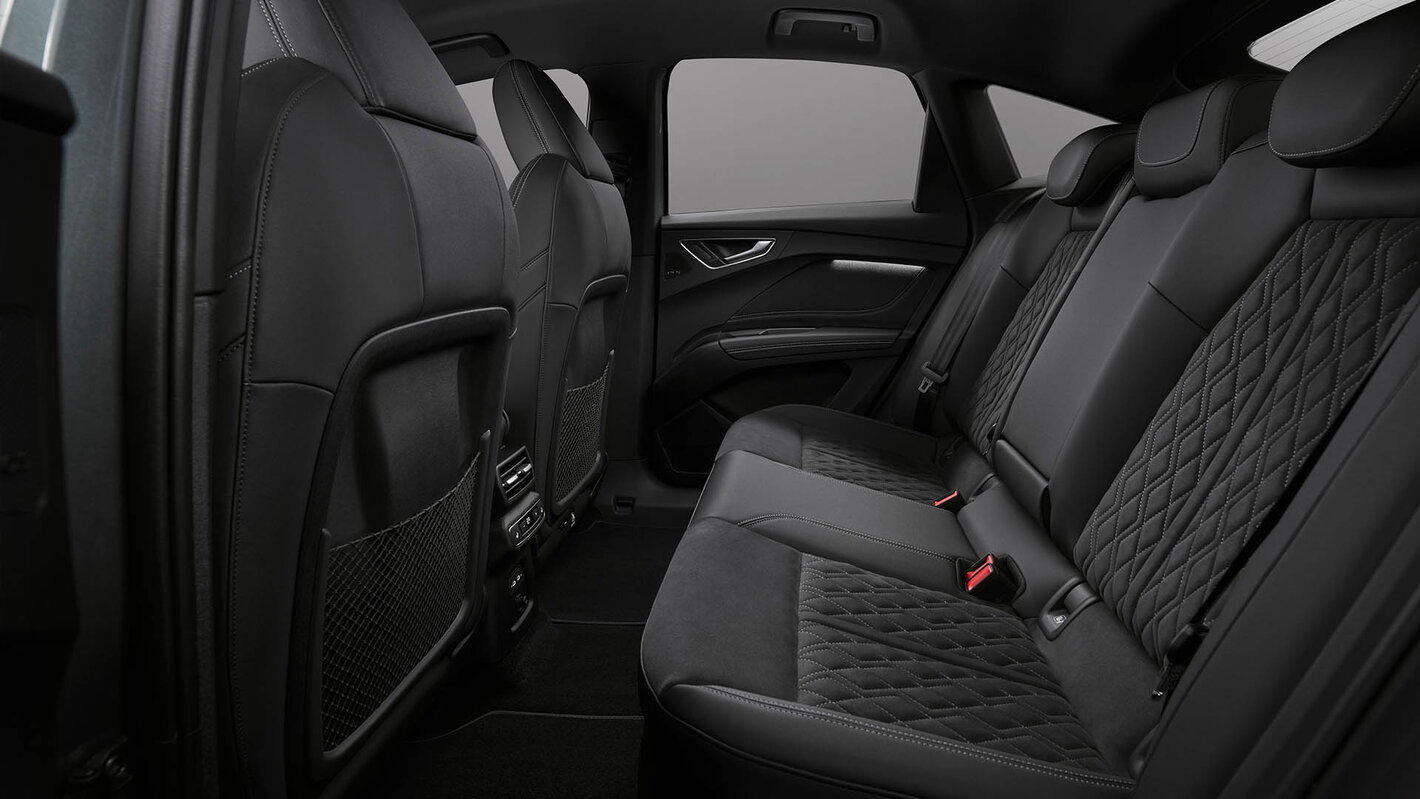 Audi Q4 e-tron achteraan